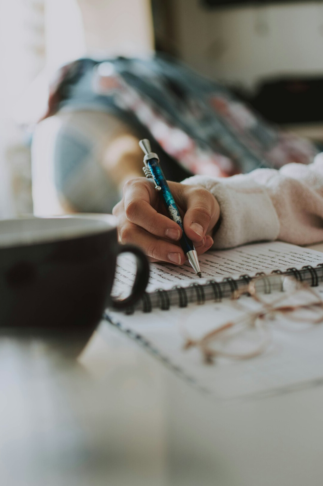 journalist writing article